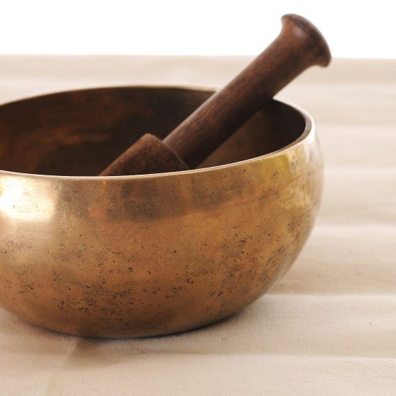 Seven-Metal Singing Bowl, Hand-Beaten 18 cm — Singing Bowls & Ritual